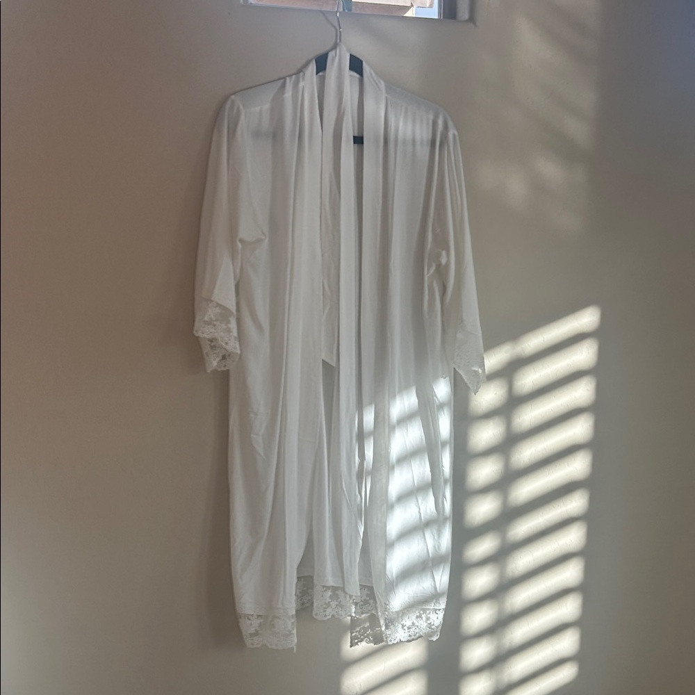Elegant White Lace Trim Robe